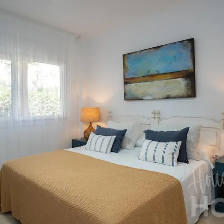 Neptuno Ii Beachfront Elviria,sea Views,lovely Terrace And Pool Lägenhet *