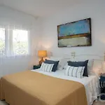 Beachfront Elviria Ii,sea Views, Lovely Terrace And Pool شقة *